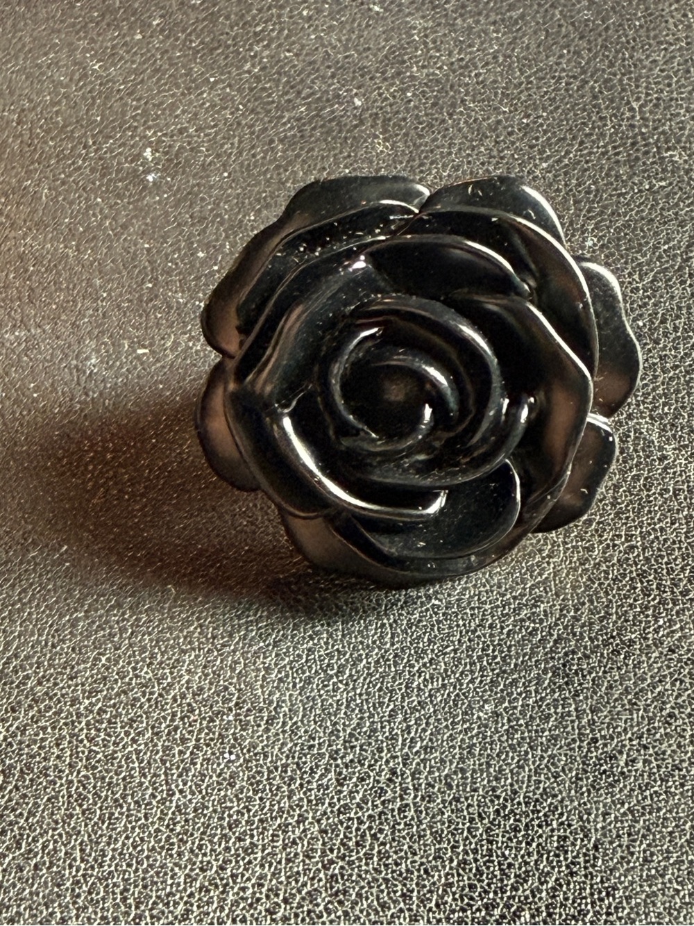 90s Kenneth Jay Lane KJL Black Flower Ring 22K Yellow Gold Plated Size 8.5